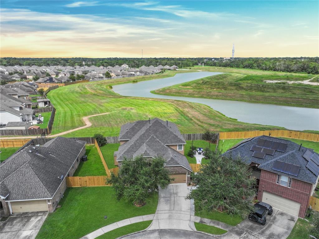 1078 Lasso Court, Alvin, Texas image 2