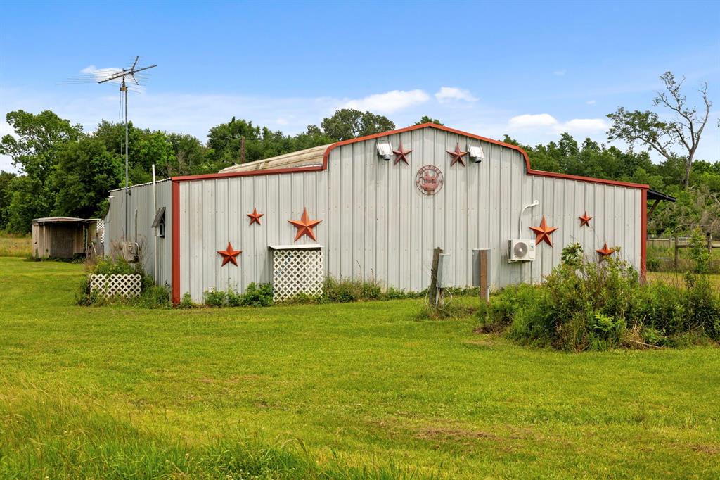 1585 County Road 2066, Hull, Texas image 4
