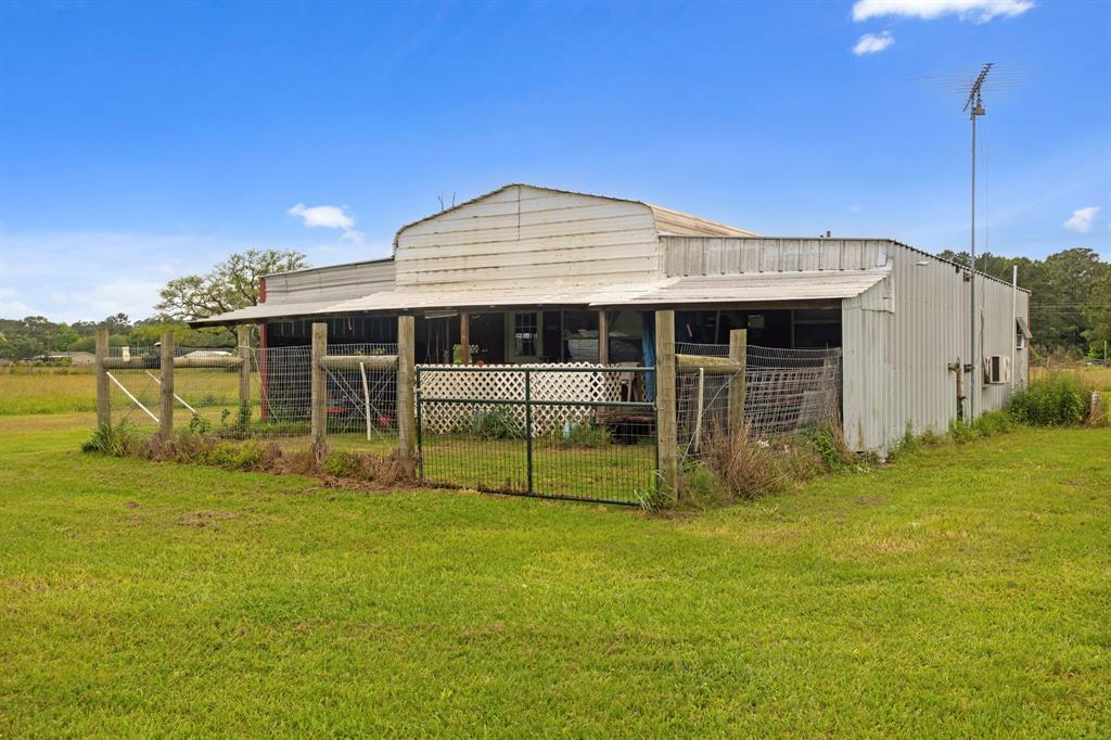 1585 County Road 2066, Hull, Texas image 6