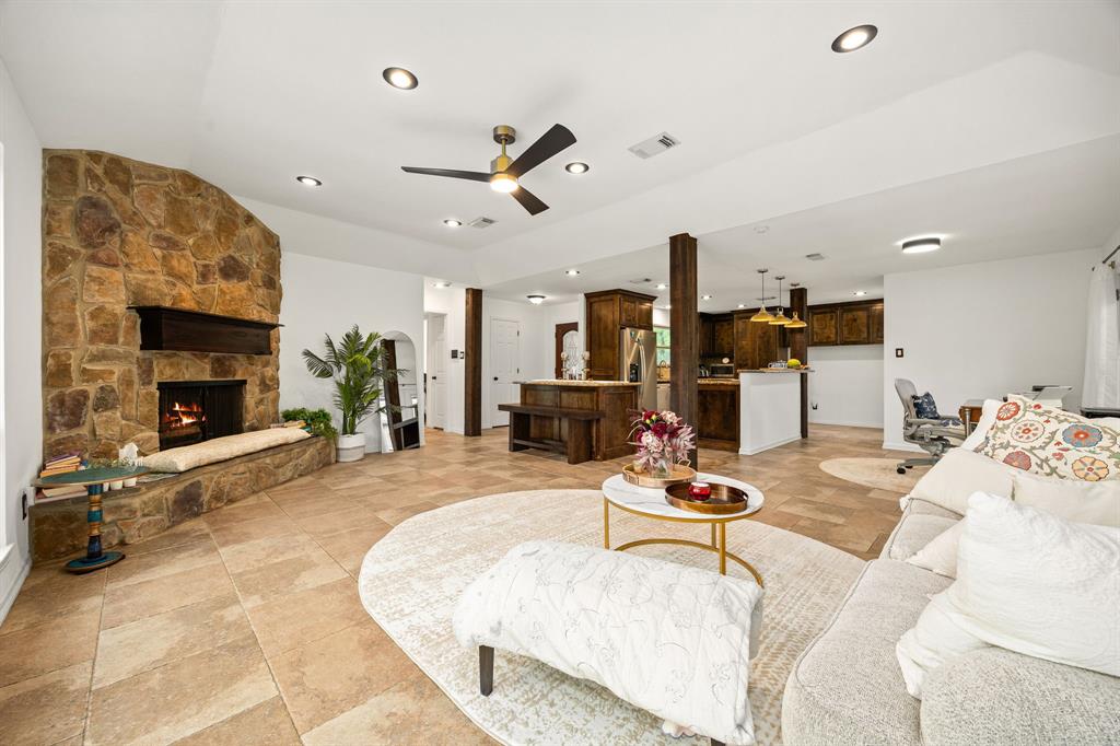 66 N Deerfoot Circle, Spring, Texas image 3