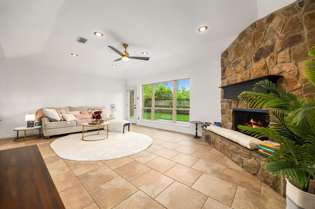 66 N Deerfoot Circle, Spring, Texas image 5