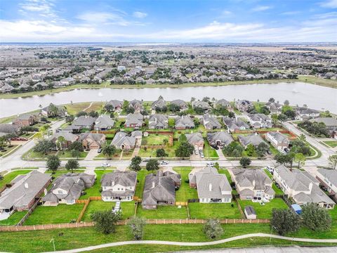 A home in Rosharon