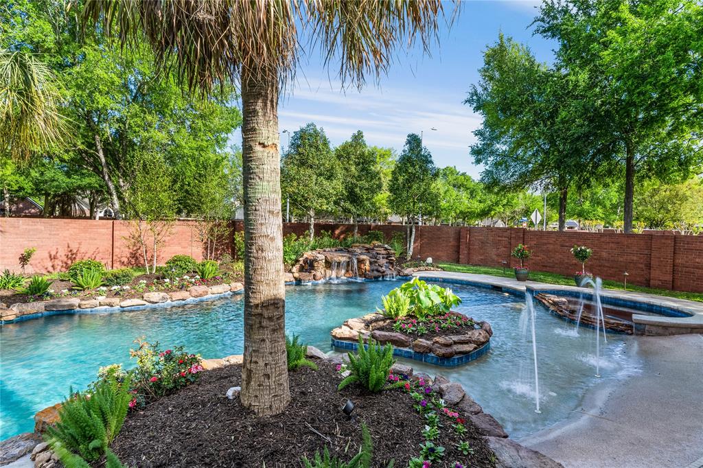 8702 Chipping Rock Drive, Sugar Land, Texas image 4