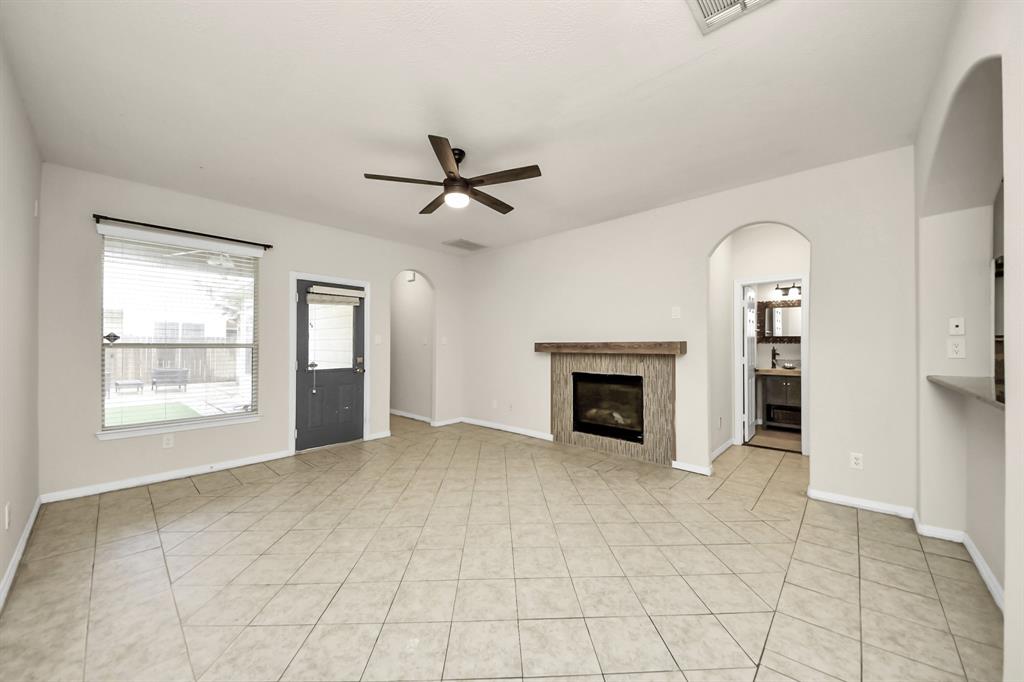 827 Sweet Pine Drive, Katy, Texas image 13