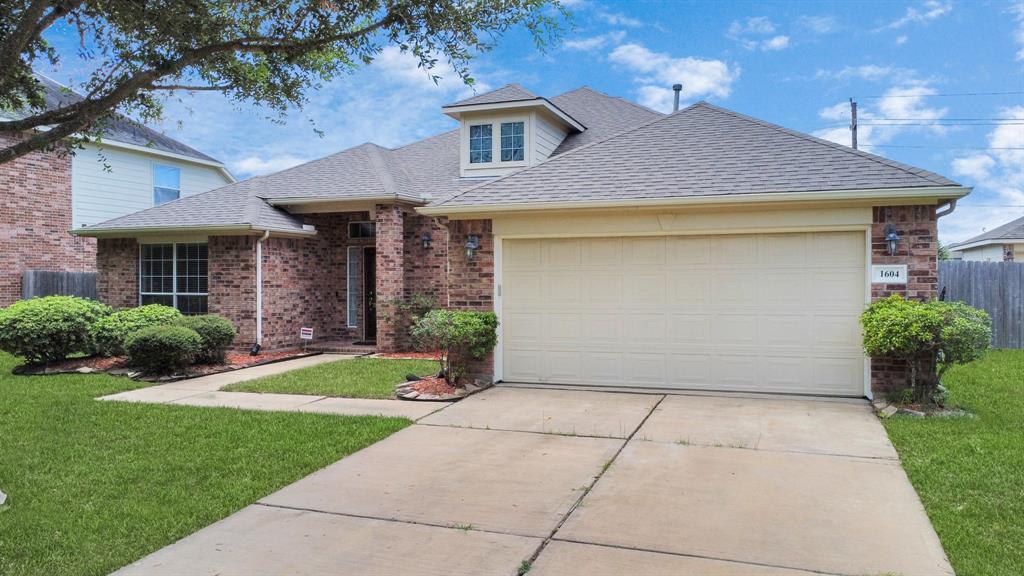 1604 Spring Glen Lane, Pearland, Texas image 4