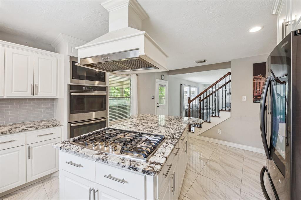 6021 Whispering Lakes Drive, Katy, Texas image 13