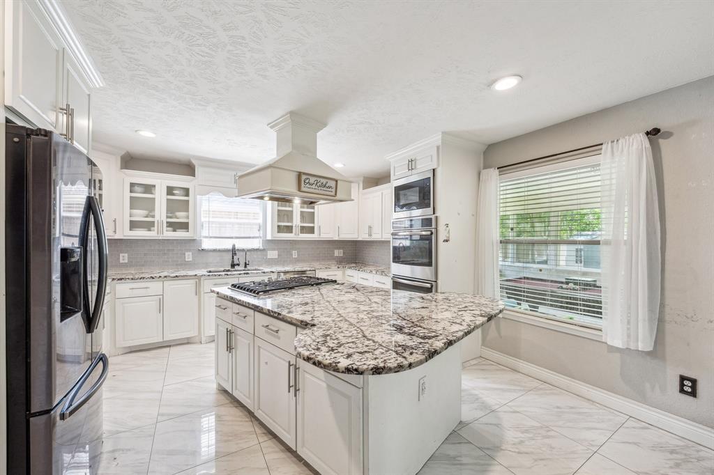 6021 Whispering Lakes Drive, Katy, Texas image 12