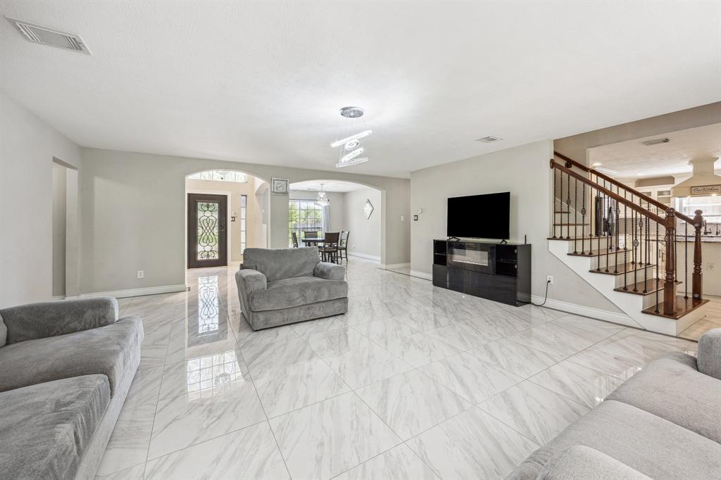 6021 Whispering Lakes Drive, Katy, Texas image 8