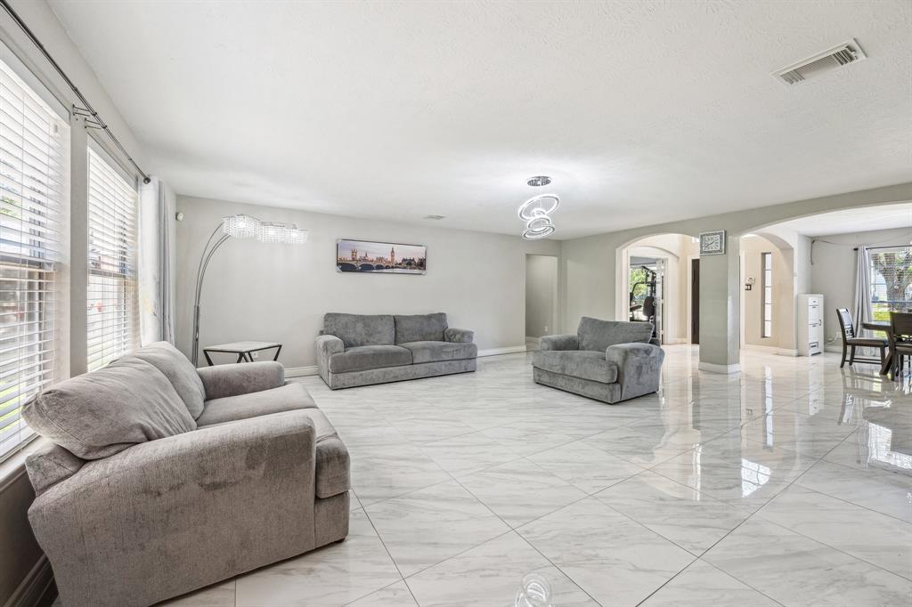 6021 Whispering Lakes Drive, Katy, Texas image 10
