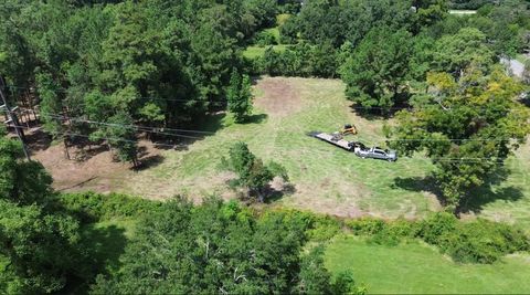 Photo of 2825 North 10th St, Beaumont, TX 77703 (MLS # 84546390)
