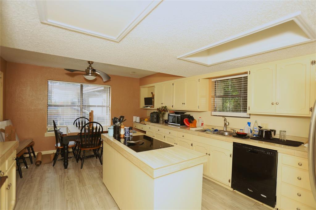 2236 River Oaks Drive, West Columbia, Texas image 6