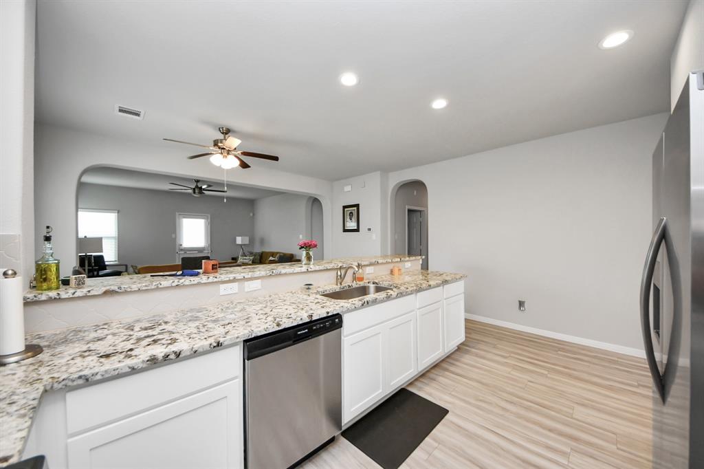 1654 Sequoia Run Drive, Rosharon, Texas image 16