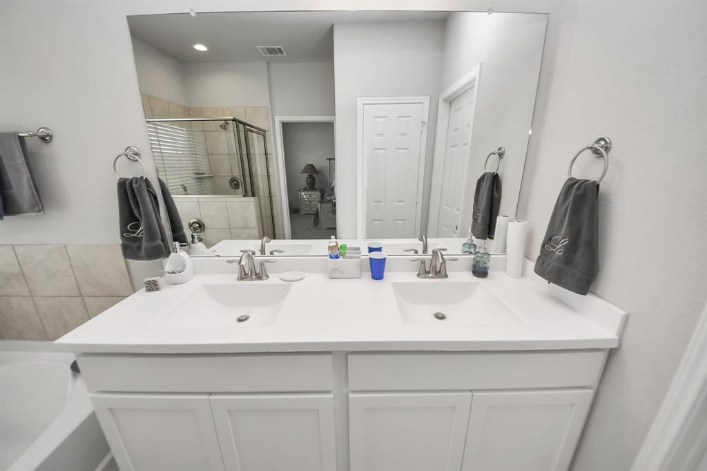 1654 Sequoia Run Drive, Rosharon, Texas image 38
