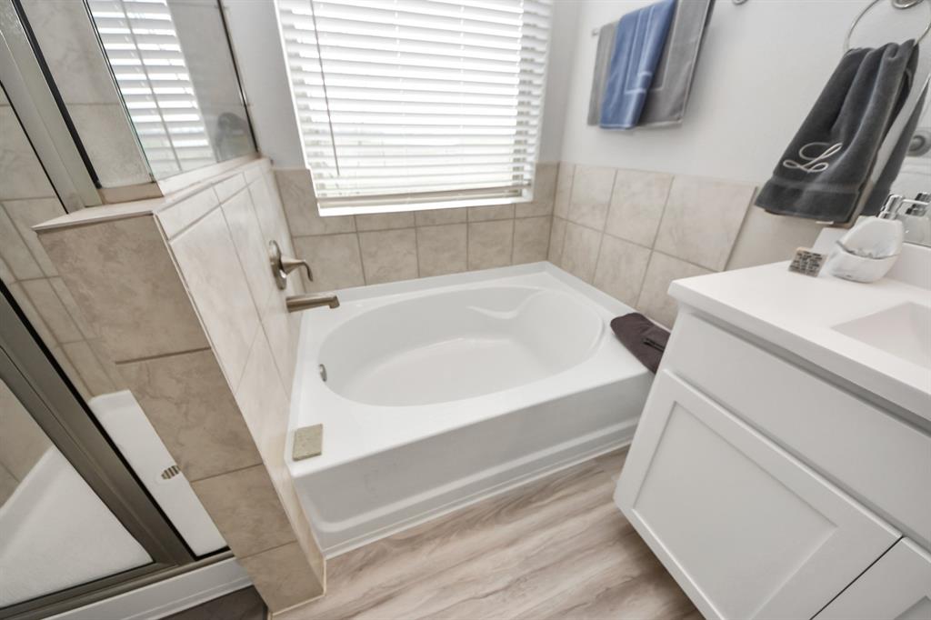 1654 Sequoia Run Drive, Rosharon, Texas image 35