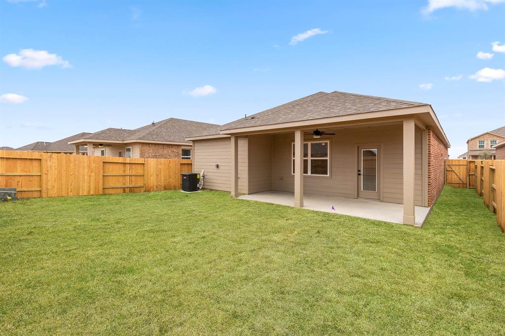 910 Whispering Winds Drive, Beasley, Texas image 2
