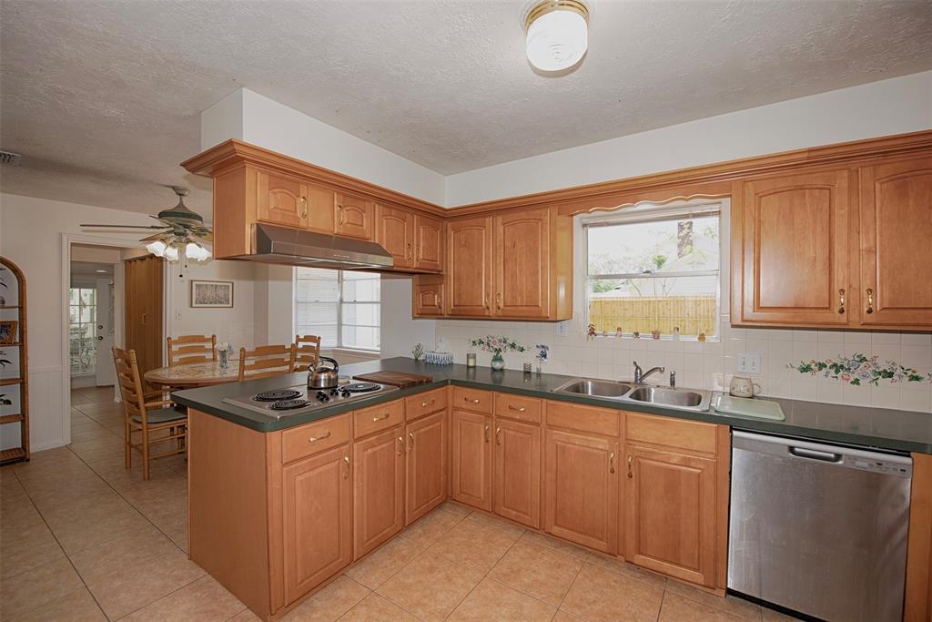 801 Meadow Lark Avenue, Friendswood, Texas image 12
