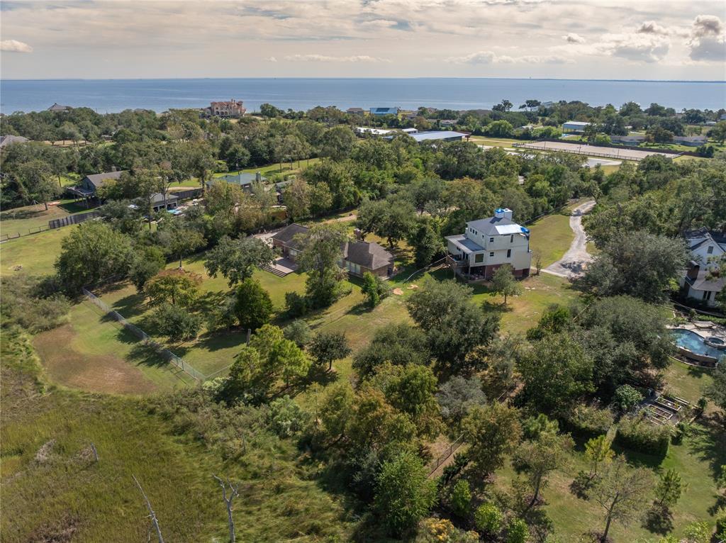 570 Surf Oaks Drive, Seabrook, Texas image 2