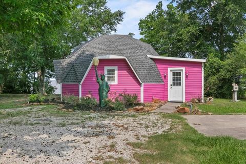 A home in Anahuac