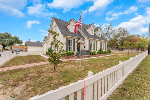 A home in Hallettsville