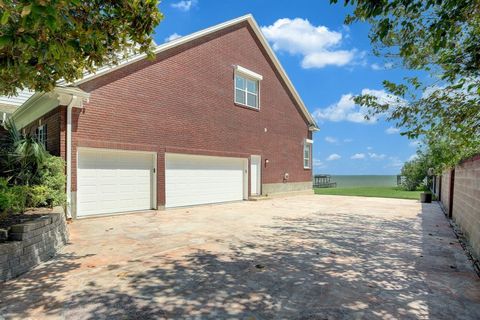 A home in Bacliff