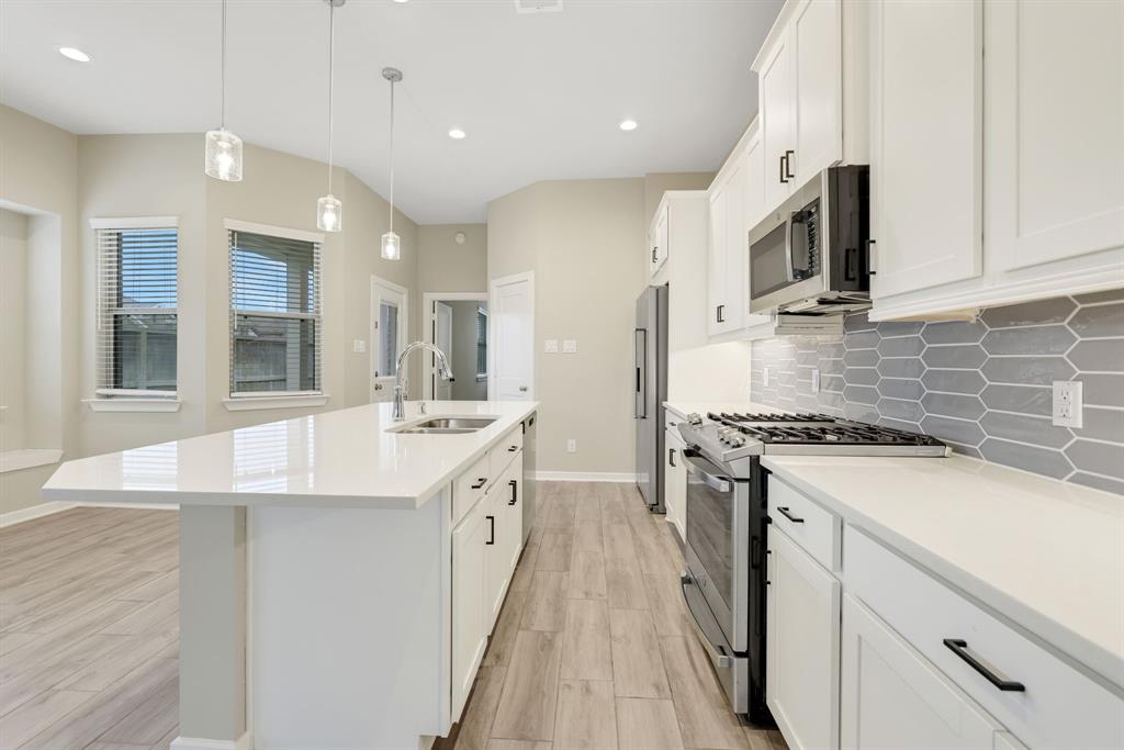 7011 Winterberry Glen Lane, Katy, Texas image 8