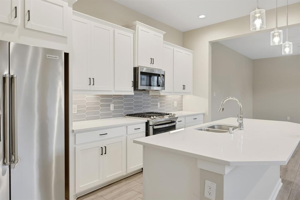 7011 Winterberry Glen Lane, Katy, Texas image 9