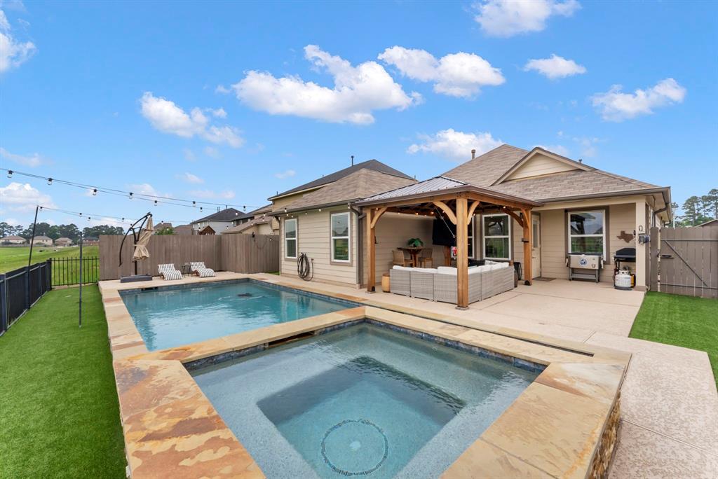 9998 Chimney Swift Lane, Conroe, Texas image 2
