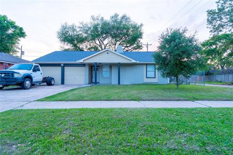 Single Family Residence in Houston TX 14843 Estrellita Drive.jpg