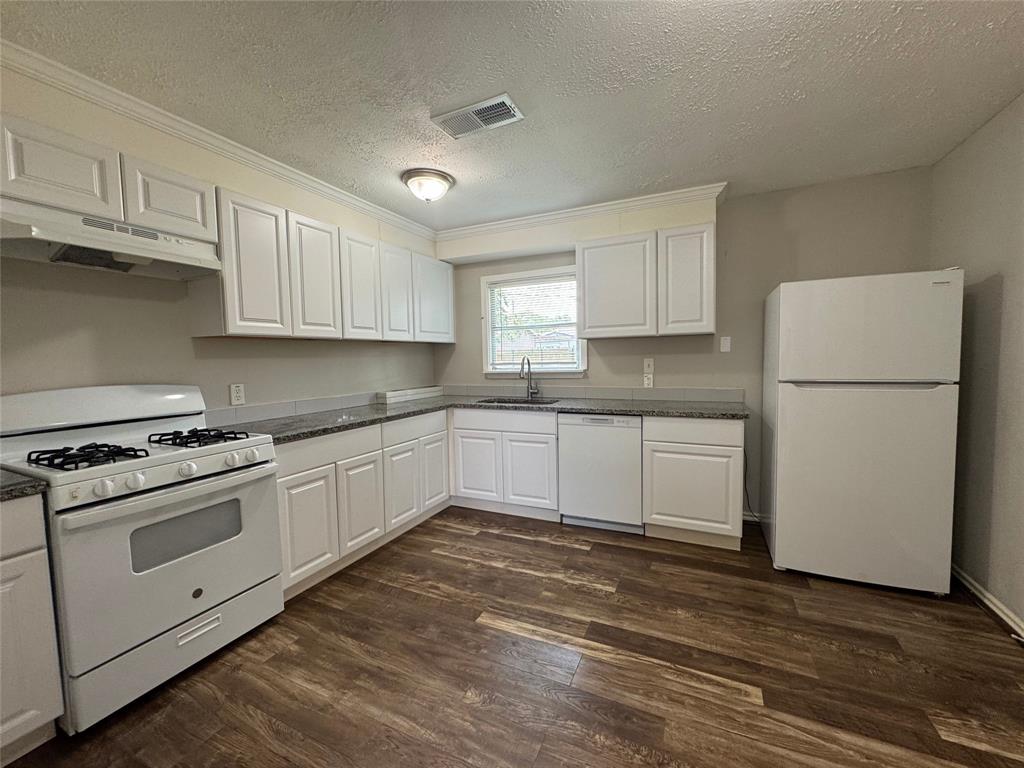 2203 Crosscoach Lane, Katy, Texas image 3
