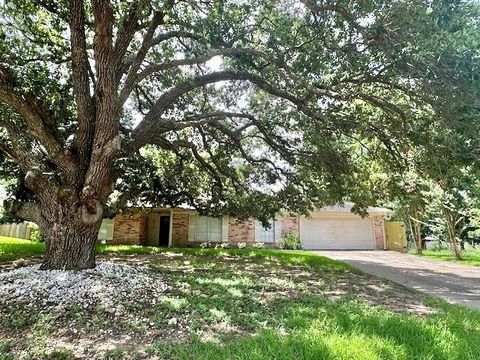 Photo of 12315 Hawthorne Drive, Montgomery, TX 77356 (MLS # 20105813)