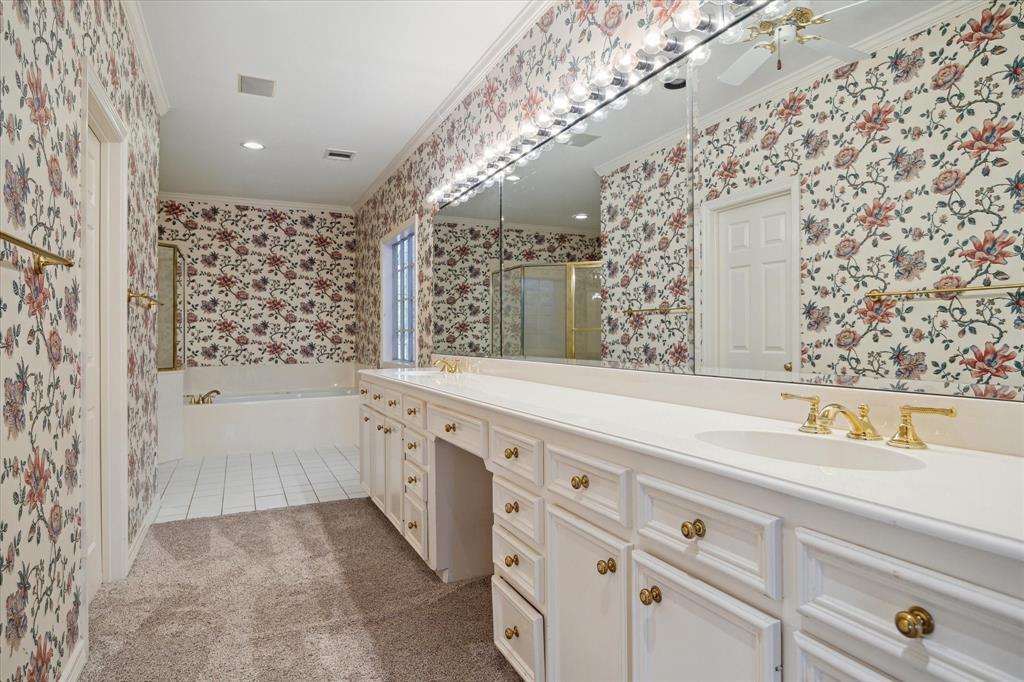 2402 Briar Ridge Drive, Houston, Texas image 20