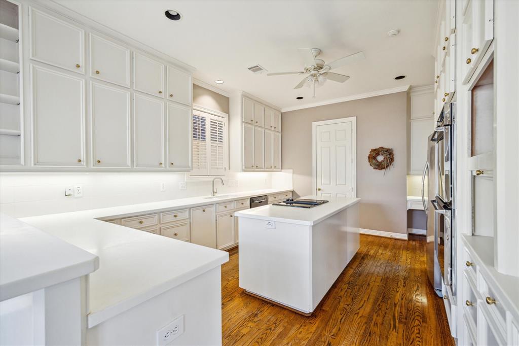 2402 Briar Ridge Drive, Houston, Texas image 12