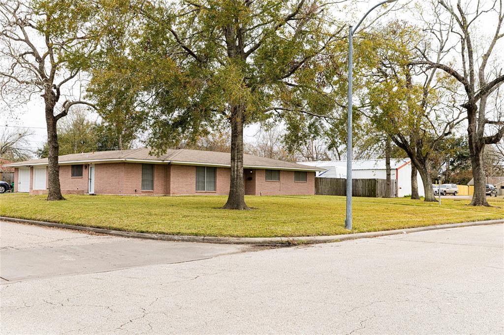 2000 E Fayle Street, Baytown, Texas image 3