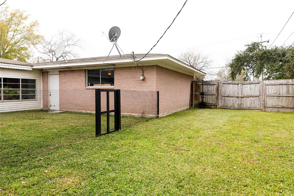 2000 E Fayle Street, Baytown, Texas image 9