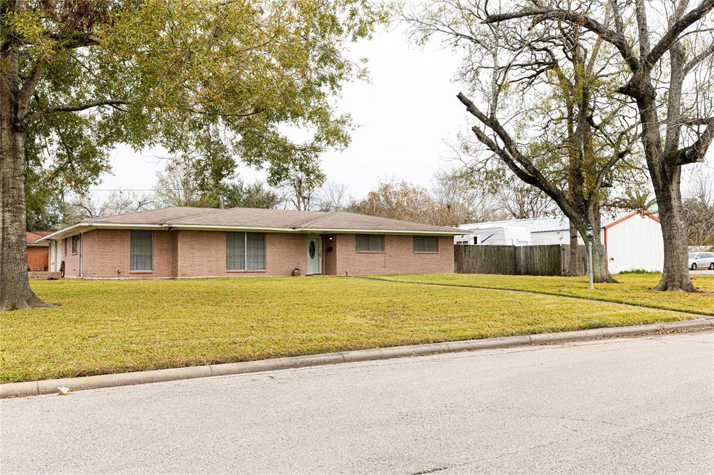 2000 E Fayle Street, Baytown, Texas image 4