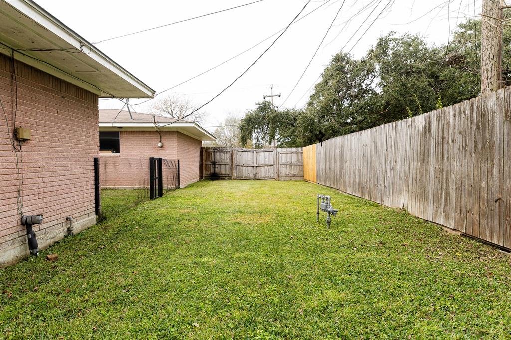 2000 E Fayle Street, Baytown, Texas image 8