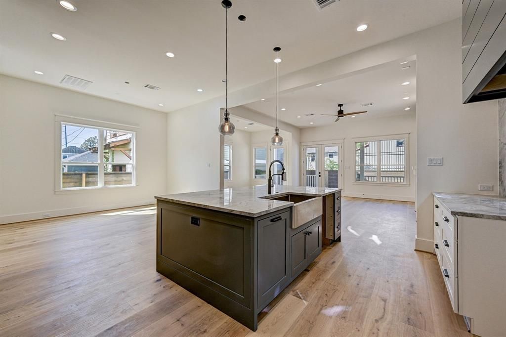 listing image 0