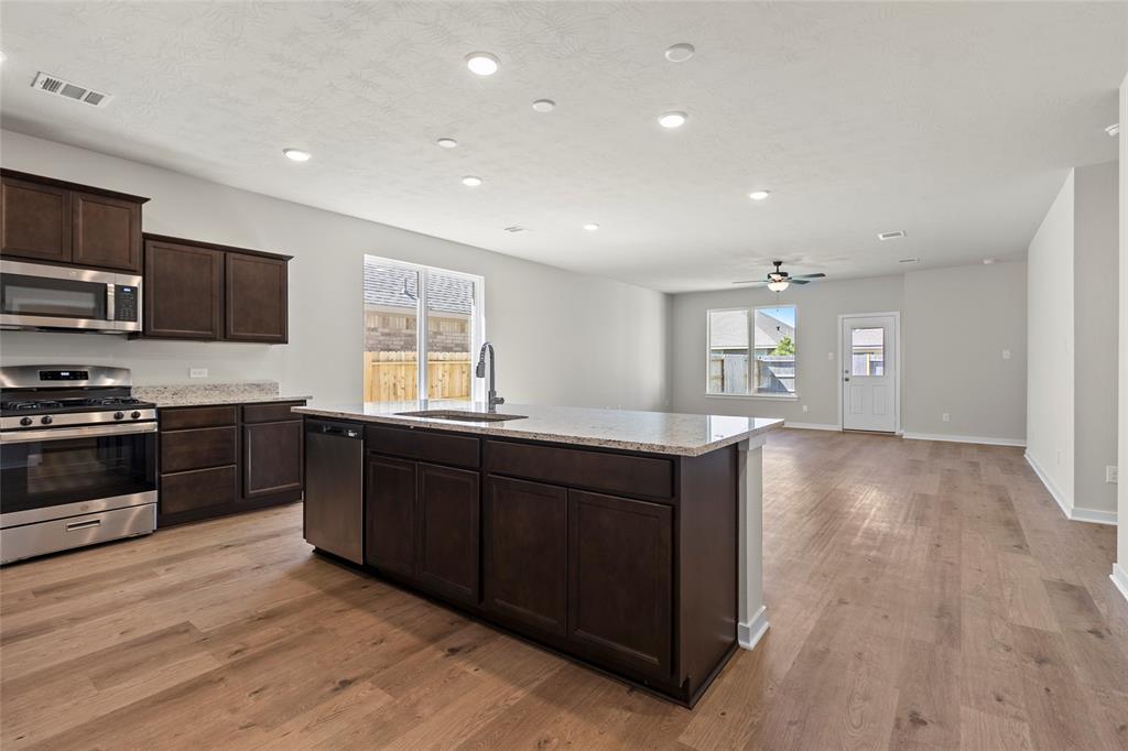 3021 Pampaneria Drive, Conroe, Texas image 5