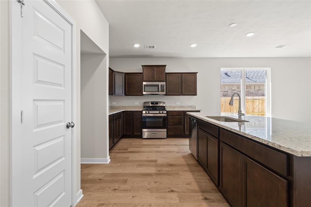 3021 Pampaneria Drive, Conroe, Texas image 6