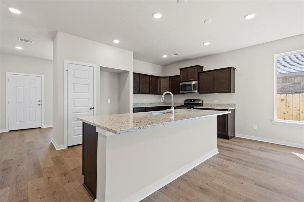 3021 Pampaneria Drive, Conroe, Texas image 7