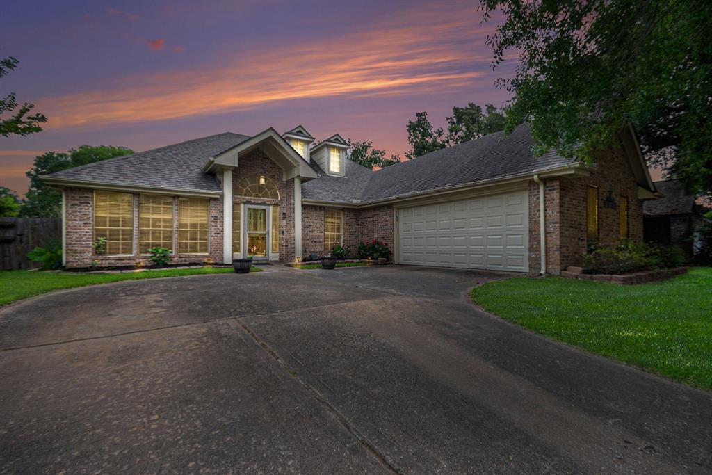 1813 Oak Wood Drive, Pearland, Texas image 1