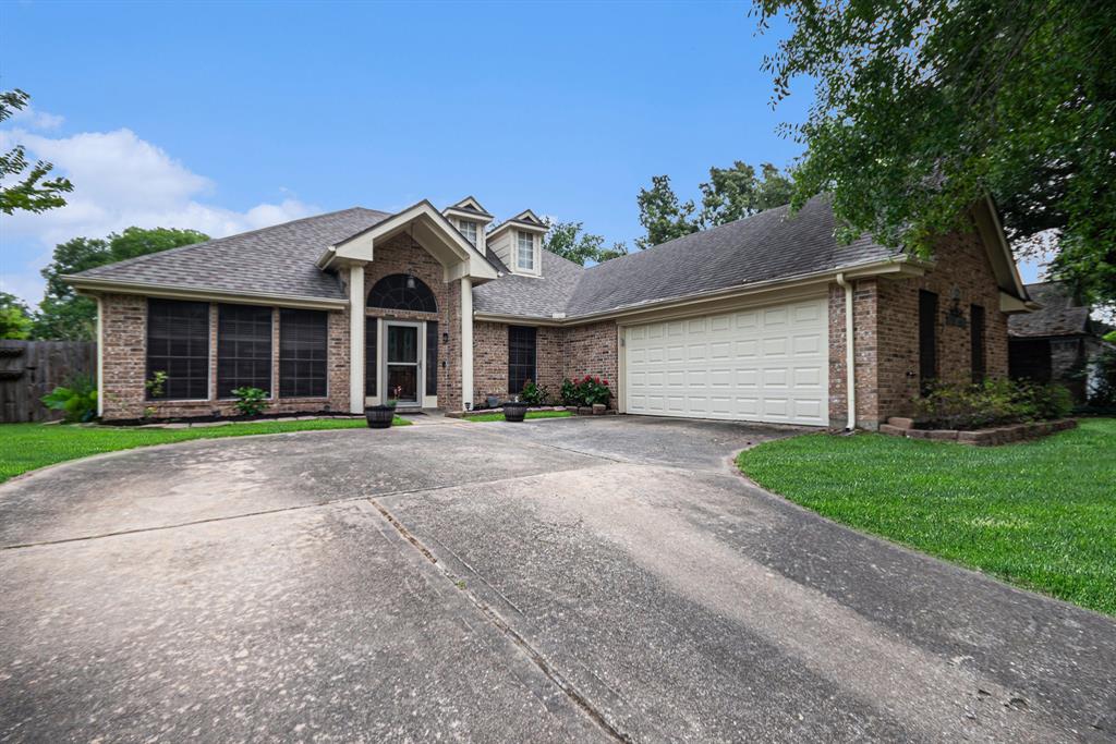 1813 Oak Wood Drive, Pearland, Texas image 2