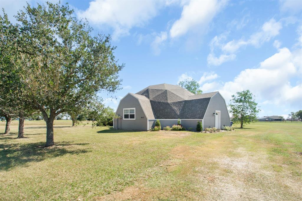 907 Longhorn Trail, Angleton, Texas image 2