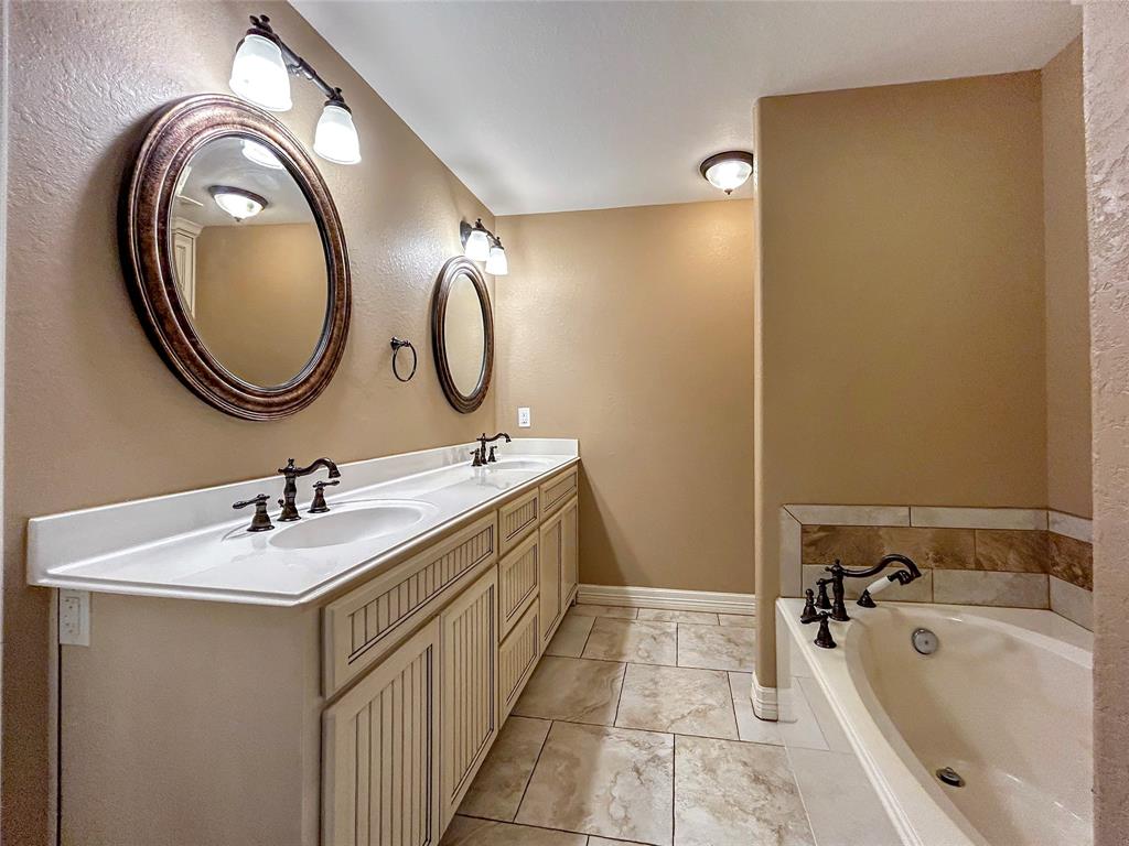 102 Blue Jay Court, Richwood, Texas image 13