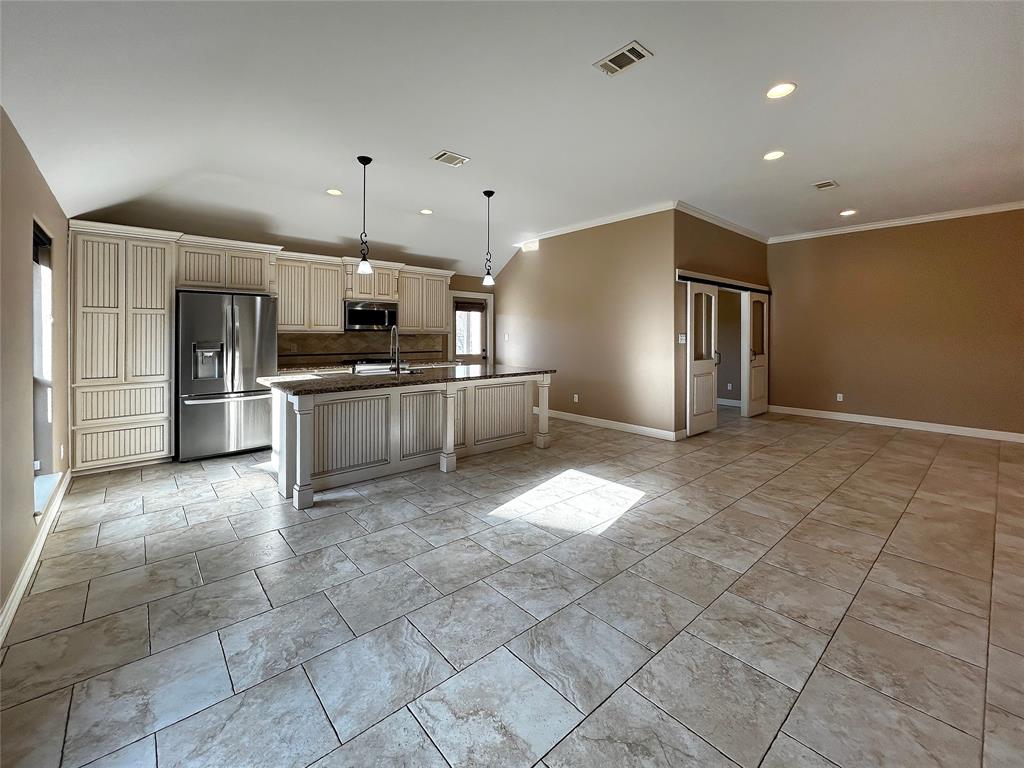 102 Blue Jay Court, Richwood, Texas image 2
