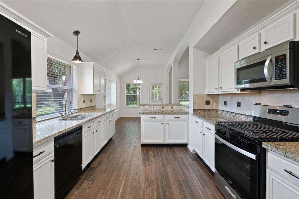 8518 Shallowlake Court, Houston, Texas image 11