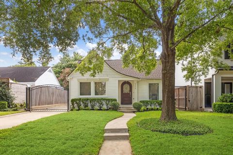 A home in West University Place