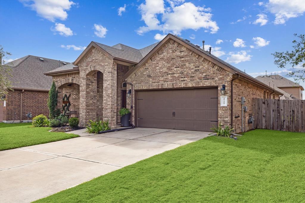 2722 Kaman Lane, Pearland, Texas image 2