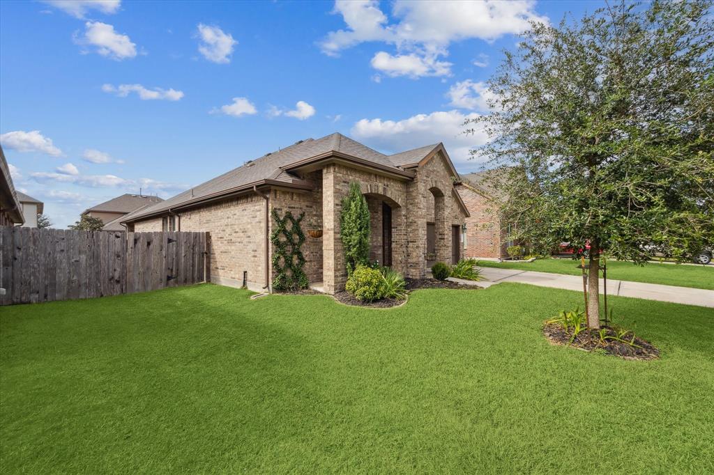 2722 Kaman Lane, Pearland, Texas image 4