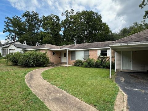 Photo of 1006 E Easy Avenue, Crockett, TX 75835 (MLS # 55039242) Photo of 1006 E Easy Avenue, Crockett, TX 75835 (MLS # 55039242)